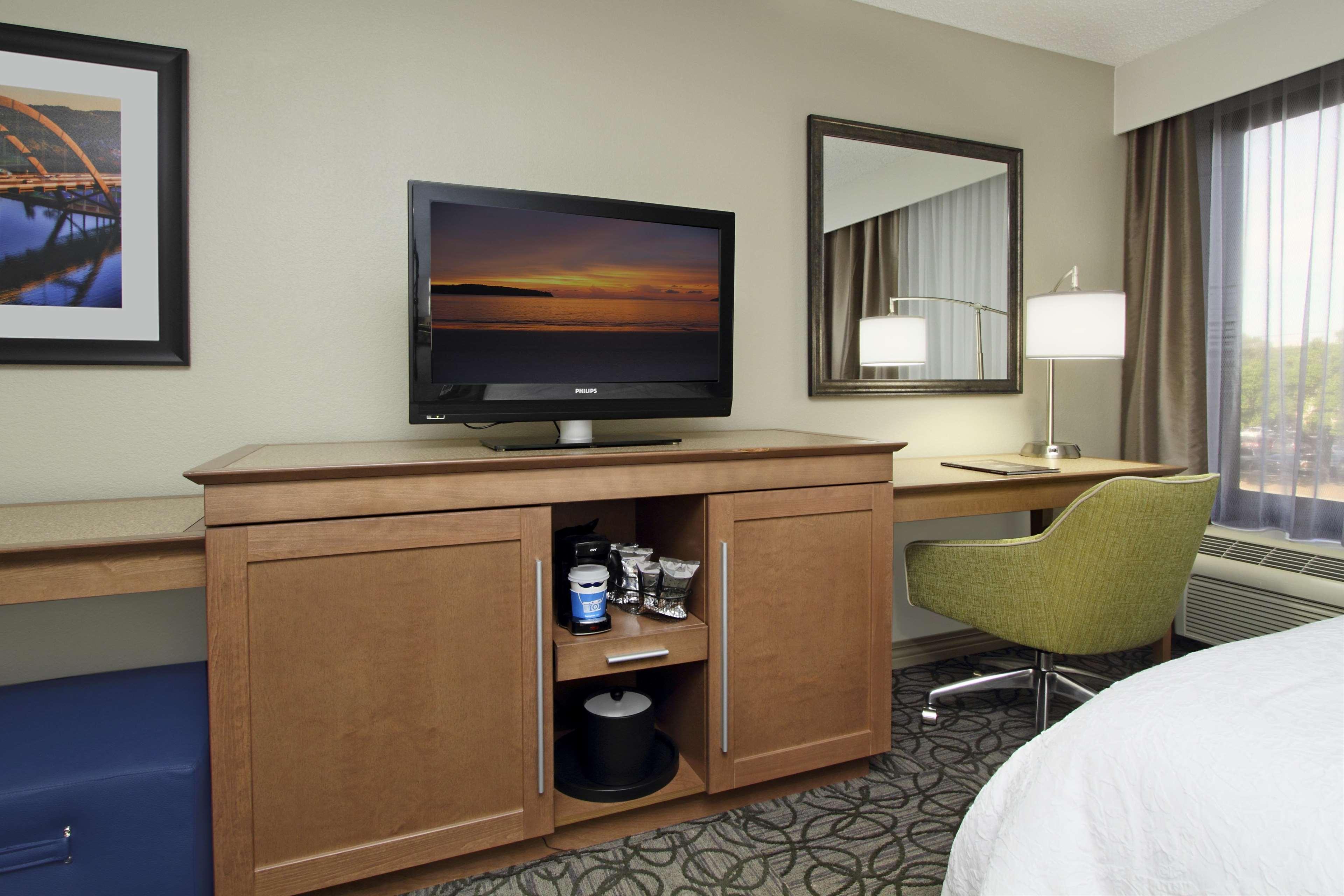 Отель Hampton By Hilton Austin South - I-35 & Ben White Экстерьер фото