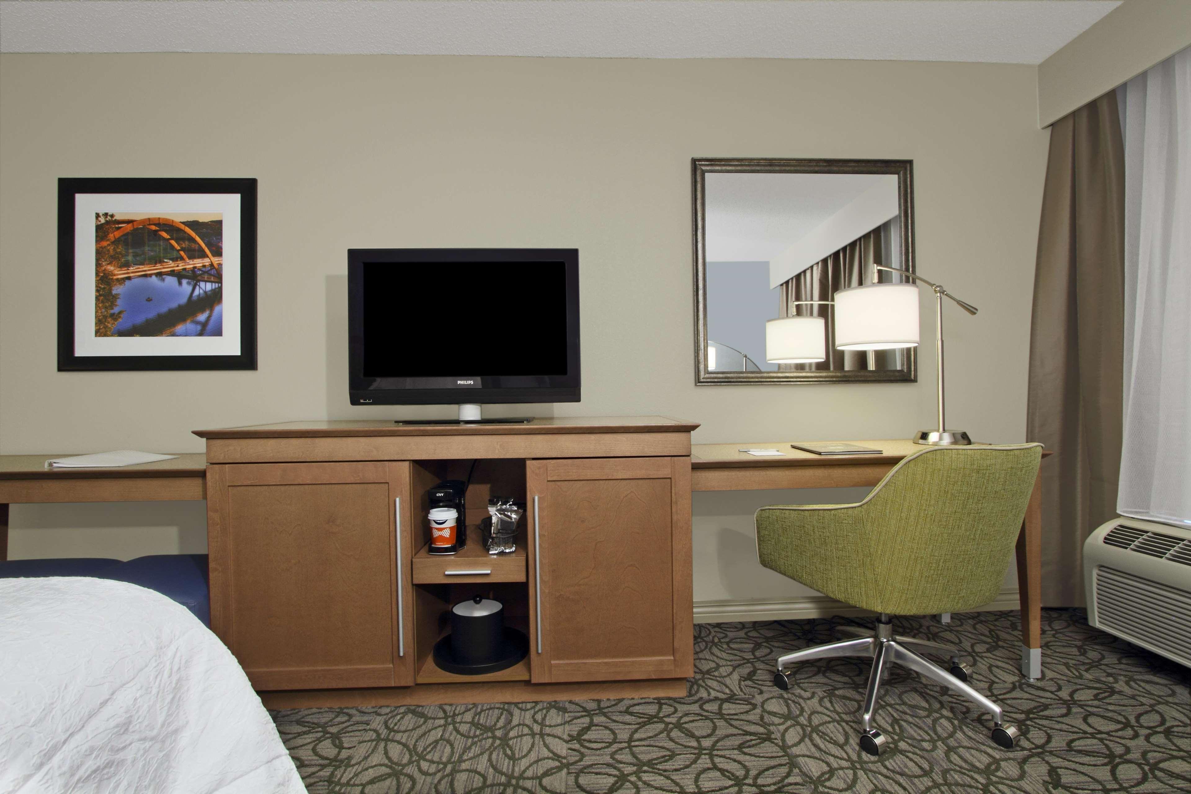 Отель Hampton By Hilton Austin South - I-35 & Ben White Экстерьер фото