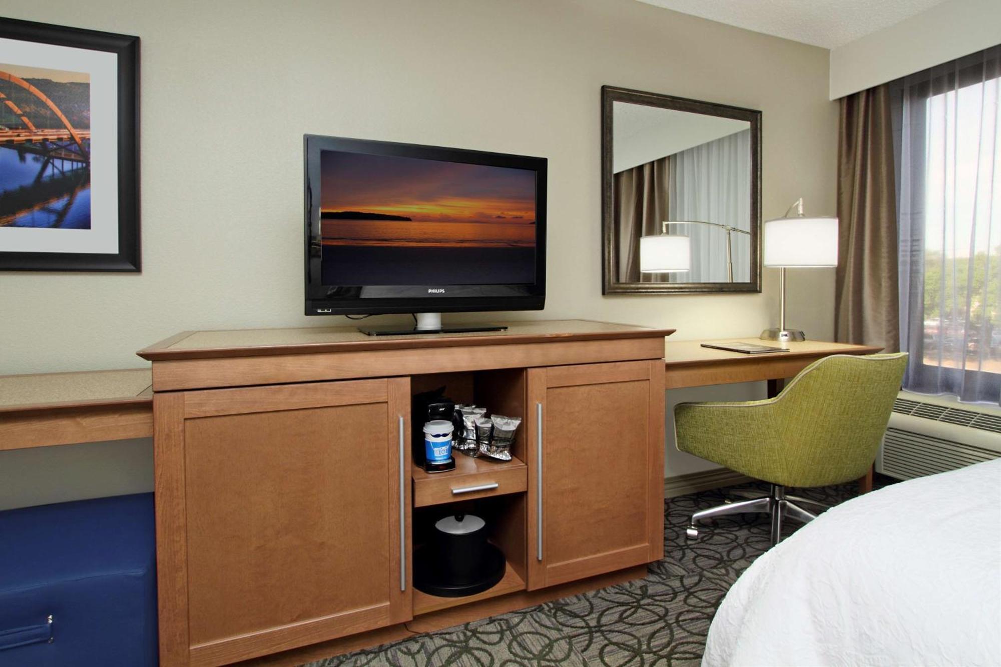 Отель Hampton By Hilton Austin South - I-35 & Ben White Экстерьер фото